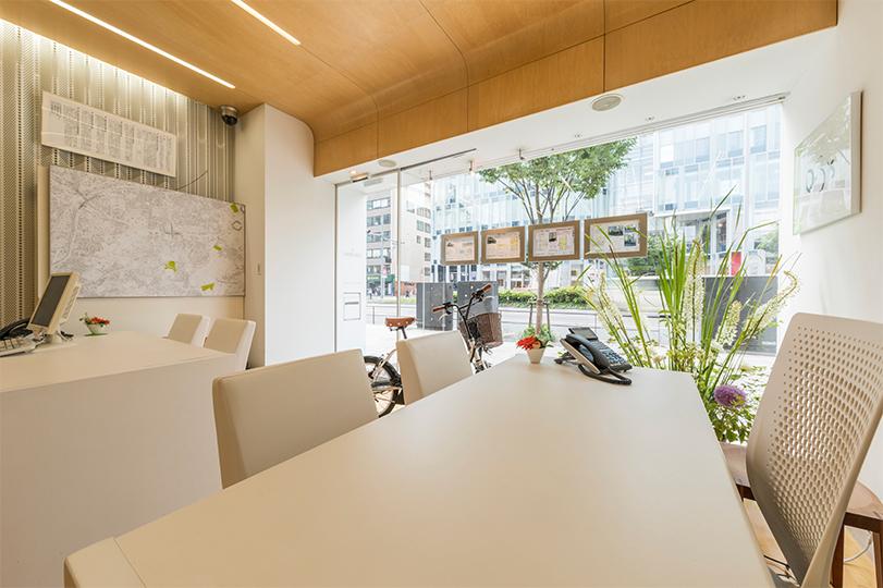 Green Seed 青山店の店内。木目調の壁と天井に囲まれた落ち着いた打ち合わせスペース