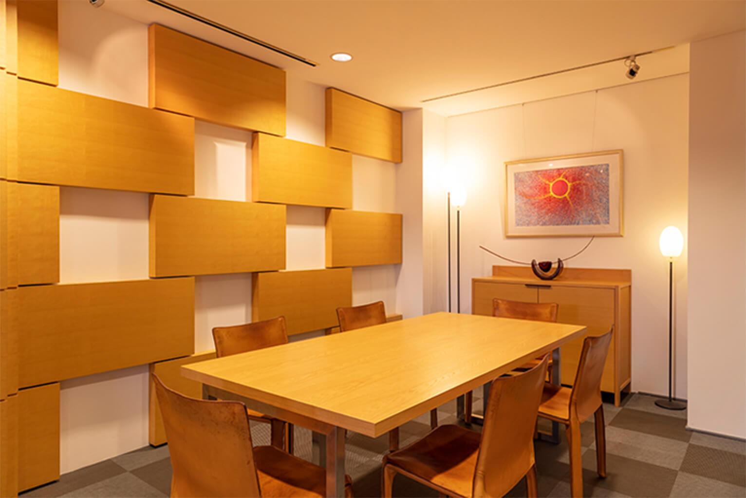 木目調の壁とテーブルが印象的な、落ち着いた雰囲気の室内空間