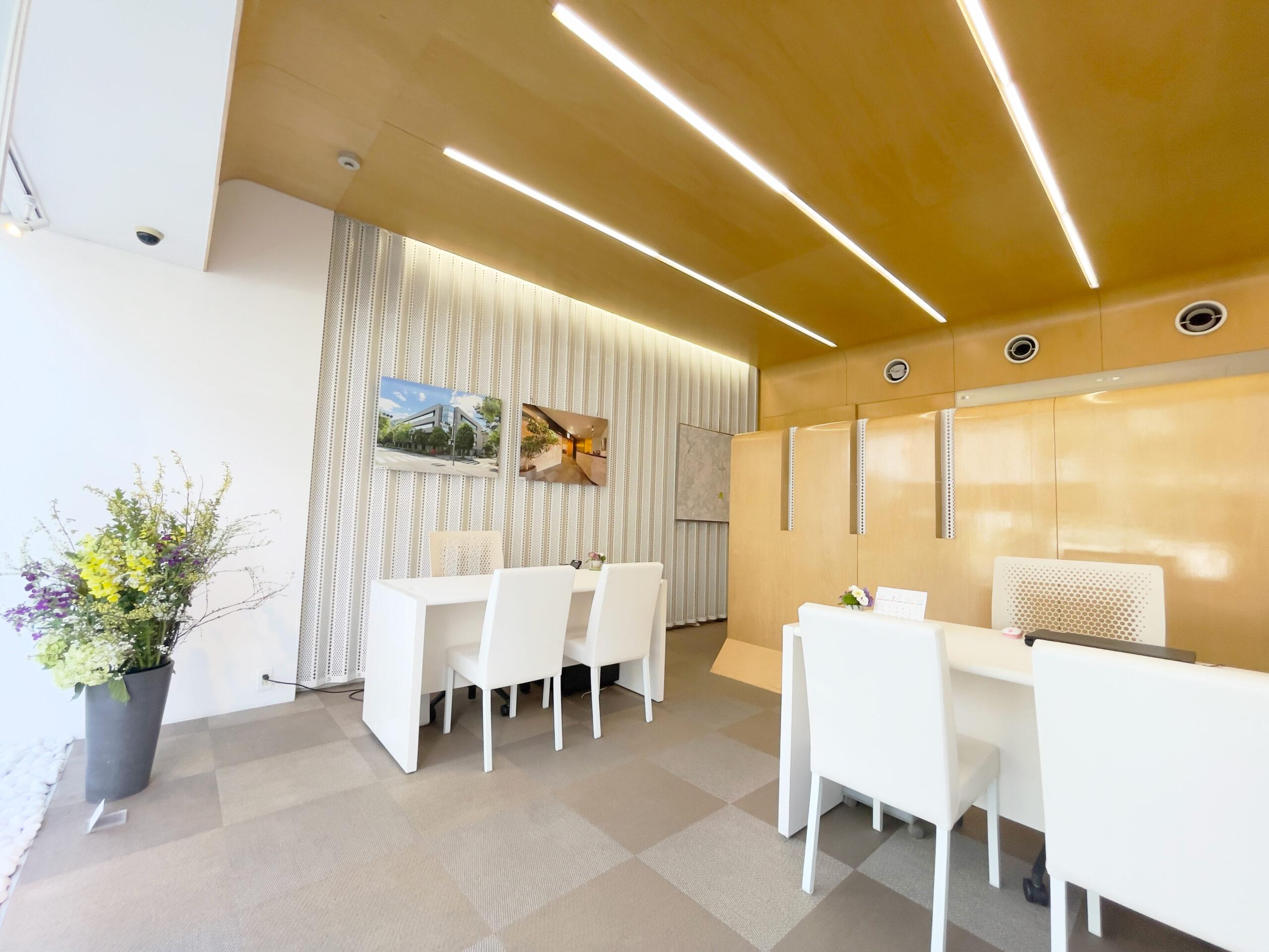 Green Seed 青山店の店内。大きな窓から光が差し込み、カウンター席と観葉植物が配置された明るい空間